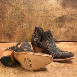 Selling these Ariat Western Style Women’s booties.